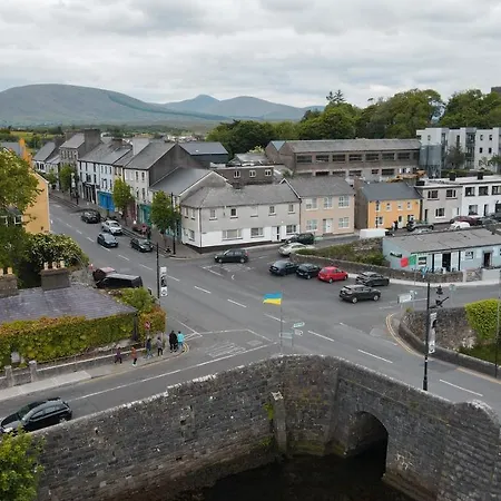 Corner House * Newport (Mayo)